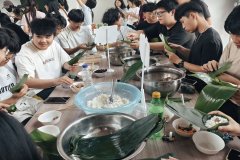  溢着浓重的风俗风